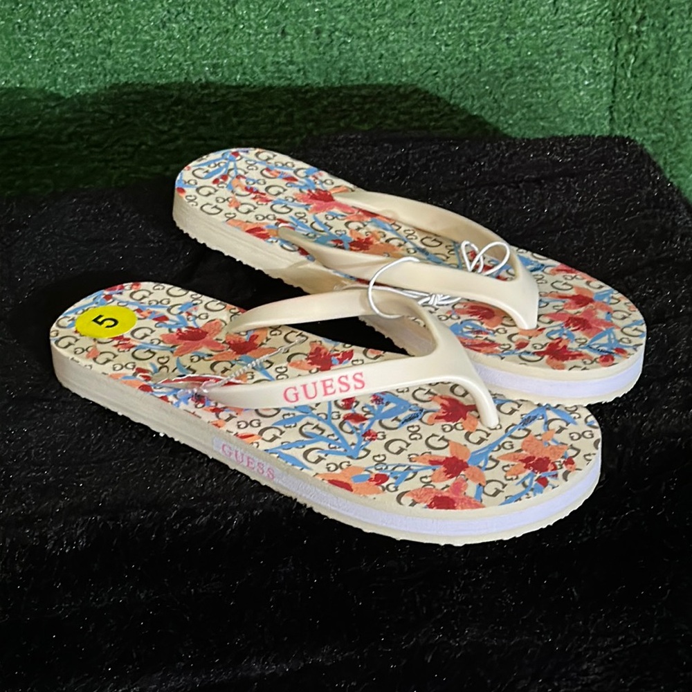 Guess flip flops size 5